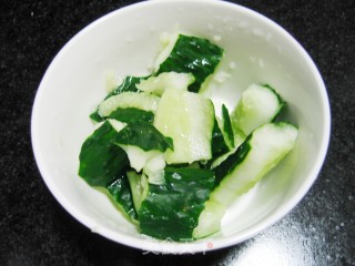 清口降火夏季菜——黄瓜拌鸡蛋的做法步骤：3