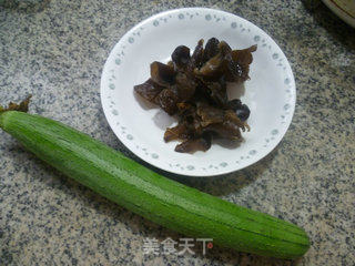 黑木耳炒丝瓜的做法步骤：1