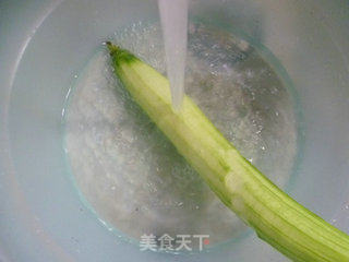 黑木耳炒丝瓜的做法步骤：2