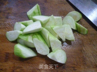 黑木耳炒丝瓜的做法步骤：3