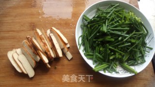 韭菜苔炒香干的做法步骤：2