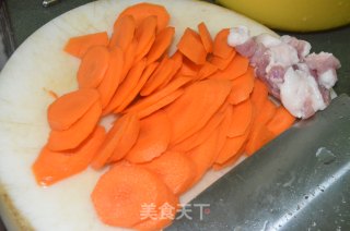 木耳胡萝卜炒瘦肉的做法步骤：1