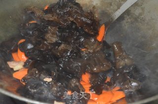 木耳胡萝卜炒瘦肉的做法步骤：5