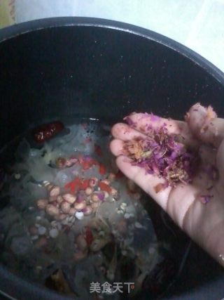 美容养颜甜汤-----银耳桂圆玫瑰花增白仙水的做法步骤：2