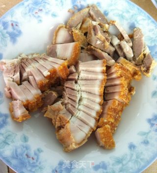 洋葱炒烧肉的做法步骤：1
