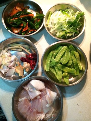 豆豉杂蔬炒鱼的做法步骤：1
