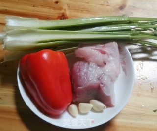 香芹炒肉丝的做法步骤：1