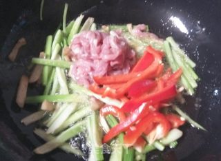 香芹炒肉丝的做法步骤：6