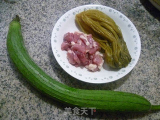 雪菜五花肉炒丝瓜的做法步骤：1