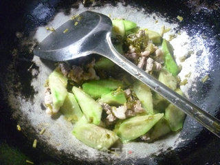 雪菜五花肉炒丝瓜的做法步骤：11