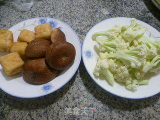 香菇油豆腐炒花菜的做法步骤：1