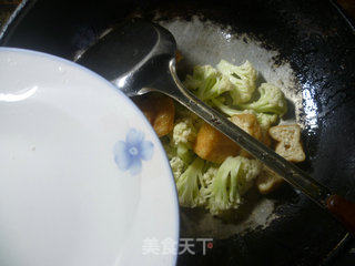 香菇油豆腐炒花菜的做法步骤：5