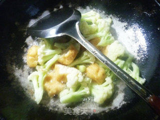 香菇油豆腐炒花菜的做法步骤：6