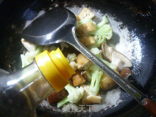 香菇油豆腐炒花菜的做法步骤：8