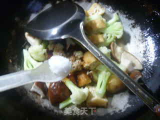 香菇油豆腐炒花菜的做法步骤：10