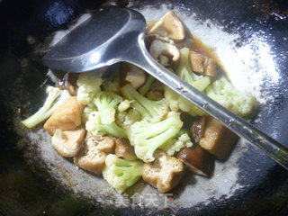 香菇油豆腐炒花菜的做法步骤：11