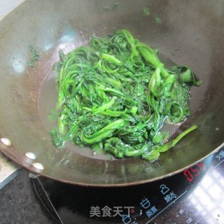青炒筒篙的做法步骤：3