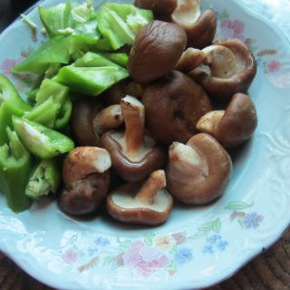 青椒香菇的做法步骤：1