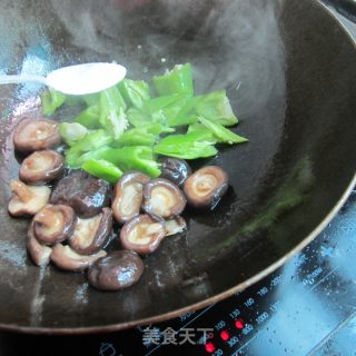 青椒香菇的做法步骤：3