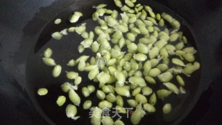 丝瓜毛豆的做法步骤：2