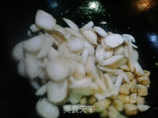 杏鲍菇炒鸡丁的做法步骤：6