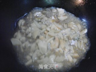 杏鲍菇炒鸡丁的做法步骤：8
