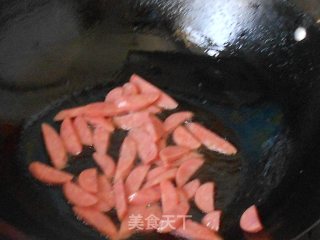 香肠炒辣椒的做法步骤：2
