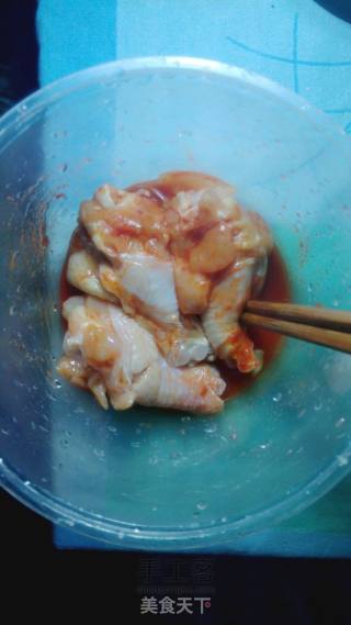 为自己的妈妈做一顿比肯德鸡还好吃的鸡翅的做法步骤：2