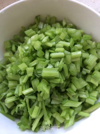 菜丁配肉丁的做法步骤：2