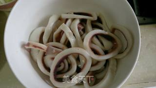 炸鱿鱼圈的做法步骤：1