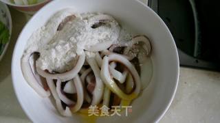 炸鱿鱼圈的做法步骤：2