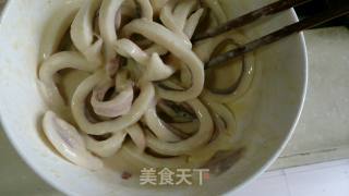 炸鱿鱼圈的做法步骤：3