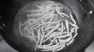 【海鲜菇炒鸡蛋】的做法步骤：1