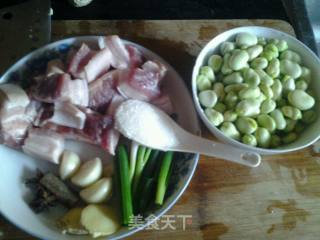 五花肉烧蚕豆的做法步骤：2