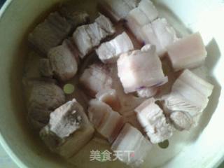 五花肉烧蚕豆的做法步骤：3