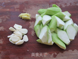 丝瓜炒虾的做法步骤：1