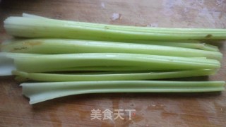 西芹百合的做法步骤：1