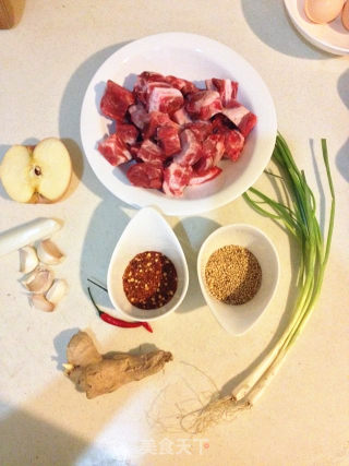 夏日啤酒必备——秘辣小排的做法步骤：1
