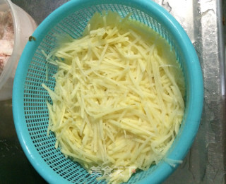 醋溜土豆丝----夏季开胃菜，拌粥小菜的做法步骤：2