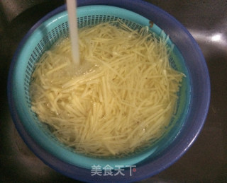 醋溜土豆丝----夏季开胃菜，拌粥小菜的做法步骤：3
