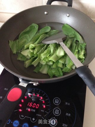 香菇炒油菜的做法步骤：1