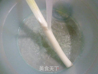 大葱炒面筋的做法步骤：3