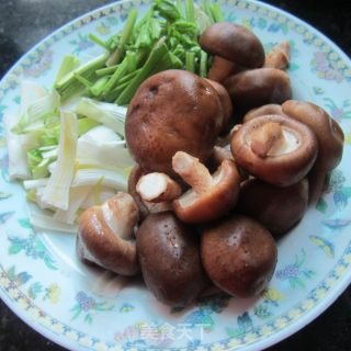 芹菜大蒜烧香菇的做法步骤：1