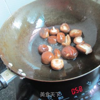 芹菜大蒜烧香菇的做法步骤：2