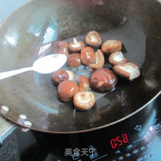 芹菜大蒜烧香菇的做法步骤：3
