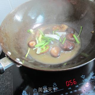芹菜大蒜烧香菇的做法步骤：5