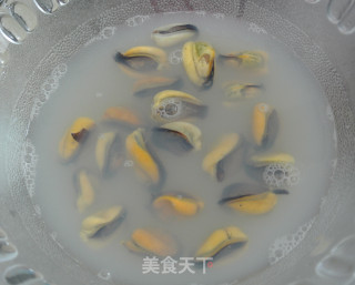 秋葵贻贝汤的做法步骤：2