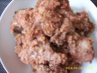 粉蒸胭脂排骨的做法步骤：2