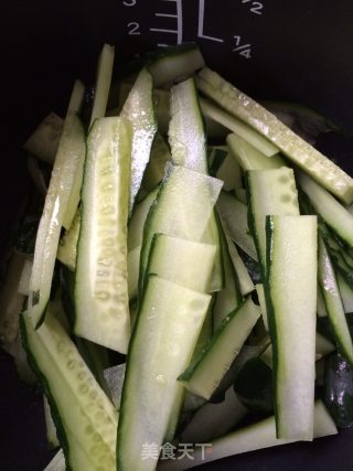 青辣椒炒火腿黄瓜的做法步骤：2