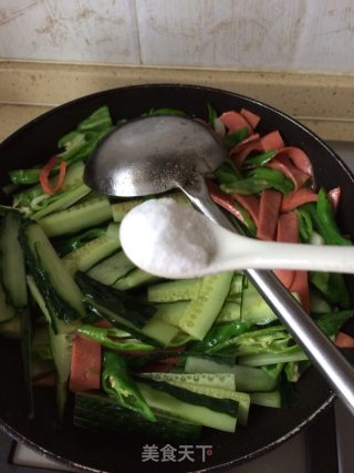 青辣椒炒火腿黄瓜的做法步骤：10